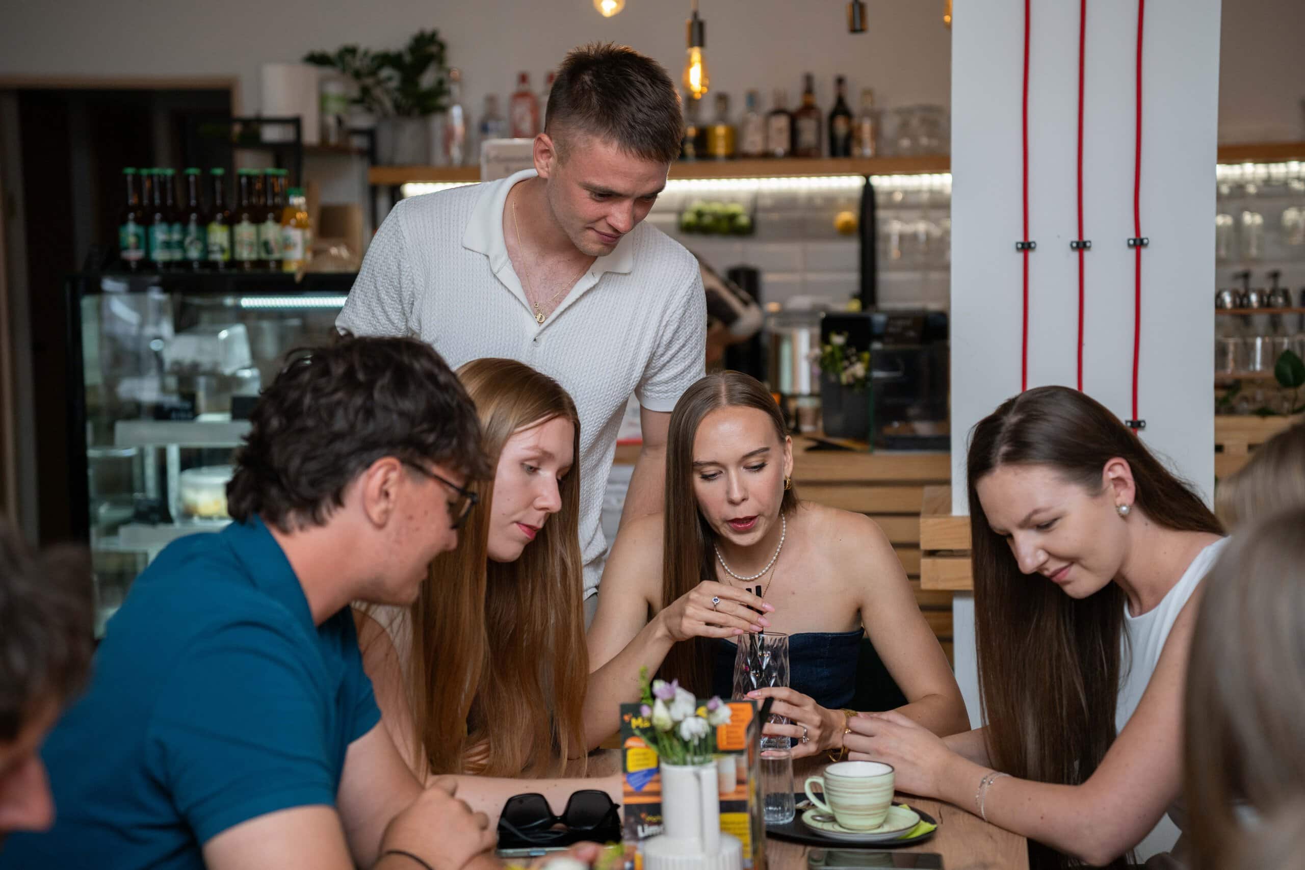 Skupina študentov a lektor v modernom jazykovom štúdiu.