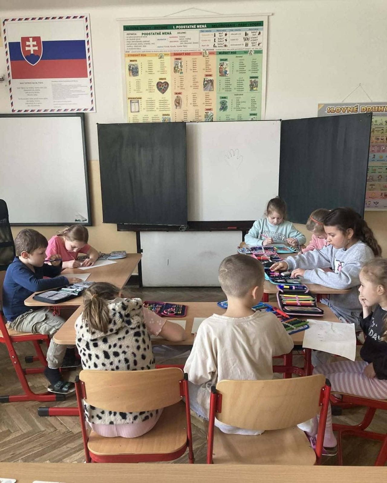 Deti sa učia angličtinu v modernom jazykovom kurze.