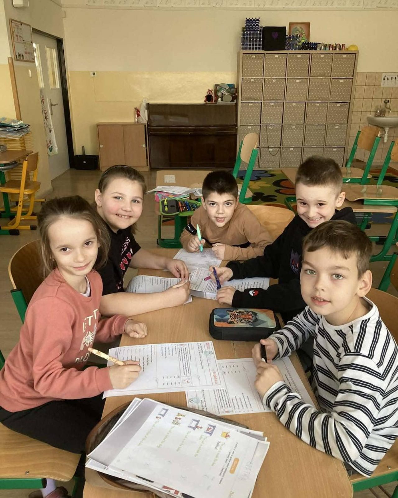 Skupina detí sa učí angličtinu v jazykovej škole v Sereď.